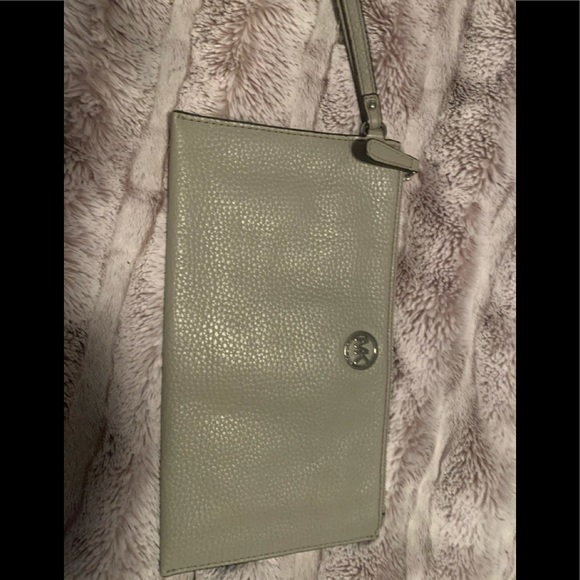 Micheal kors latge wristlet - Picture 1 of 1